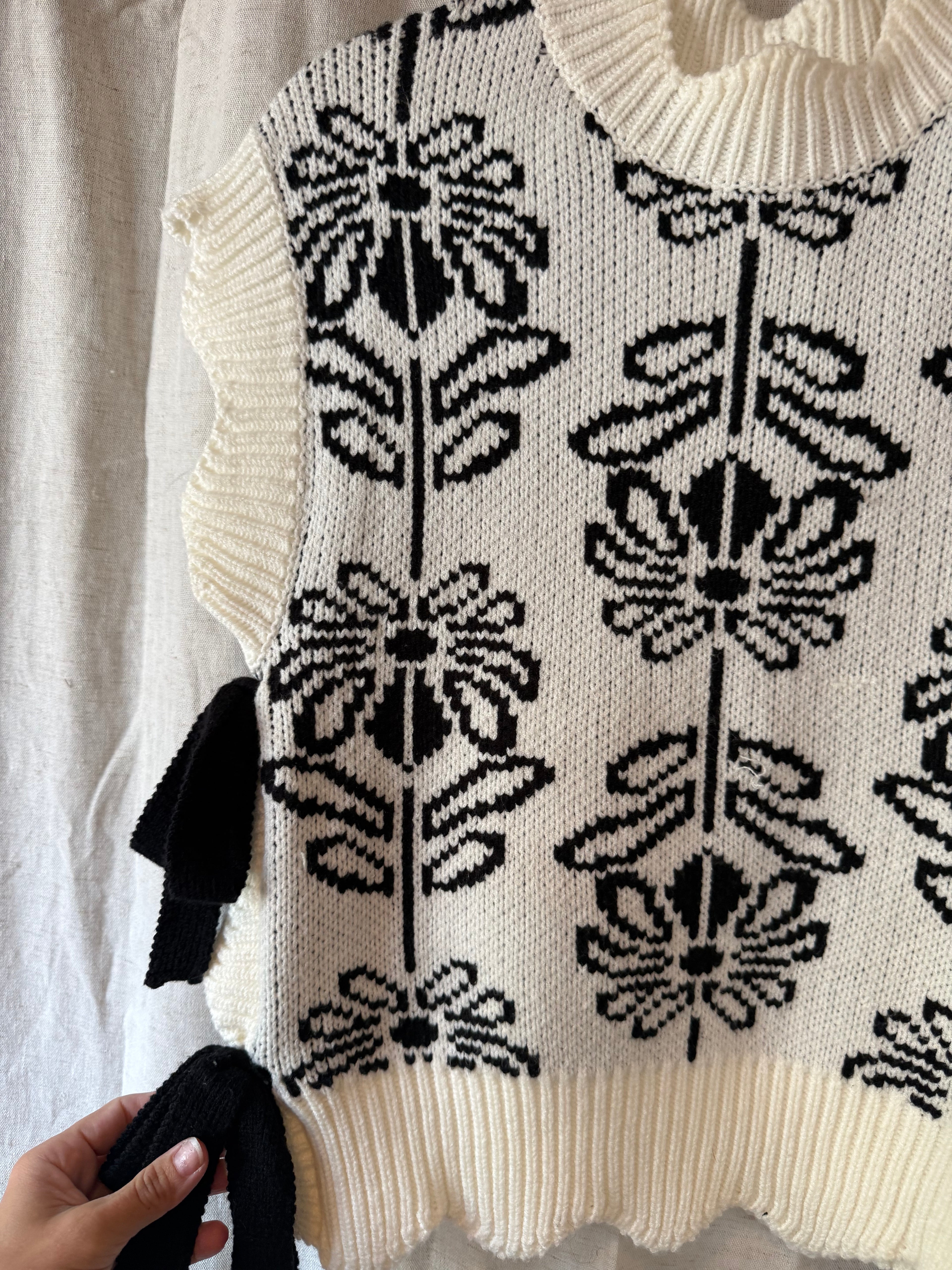 Vestique Sleeveless Sweater Size S